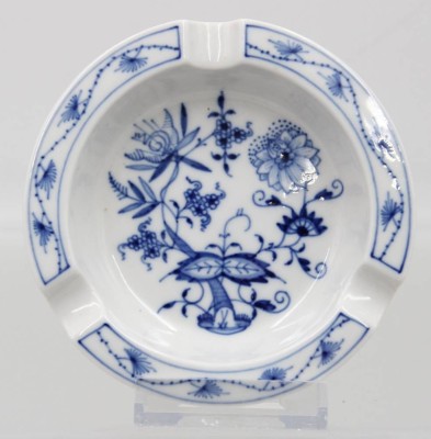Auktion 365<br>Ascher, Meissen, Zwiebelmuster, 2 Schleifstriche, ca. H-2,3cm D-12,3cm [1]