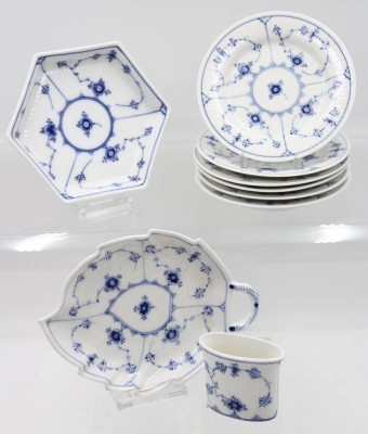 Auktion 365<br>kl. Konvolut Royal Copenhagen, Musselmalet Glat, eckige Schale,  Zahnstocherbehälter, Blattschale (altrissig), 6x kl. Teller (D-14cm) [1]