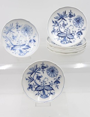 Auktion 365<br>7x Untertassen, Meissen, Zwiebelmuster, je 1. Wahl, 5x D-14,2cm, 1x D-14cm [1]