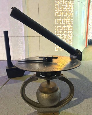 Auktion 365<br>massive, schwerer Peilaufsatz 