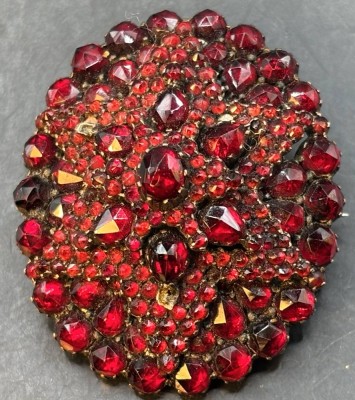 Auktion 365<br>antike böhmische Granat-Brosche bzw. Anhänger, Tombak, einige Steine fehlen, ca. 3,5x3 cm [1]