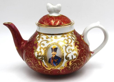 Auktion 365<br>PERSISCHER SHAH QAJAR ABBASI TEEKANNE,  Roozbeh, Goldstaffage und beidseitig Portrait, tw. handgemalt, H 13 cm [1]