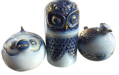 Auktion 365<br>3x Spardosen der Deutschen Bank, mit Kobalt und Golddekor, Eule, Fisch, Vogel, H-14 und 9 cm, 1x Hutschreuther gemarkt [1]