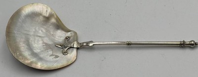 Auktion 365<br>Heber mit Perlmutt-Schale und versilb. Griff, L-23 cm [1]