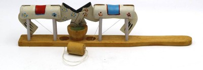 Auktion 365<br>russisches Hand-Spiel, 2 Pferde trinkend,Holz bemalt, L-28 cm, H-8 cm [1]