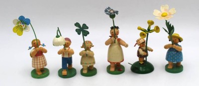 Auktion 365<br>6x  Blumenkinder,Erzgebirge, 1x Stiel geknickt, H-ca. 6 cm [1]