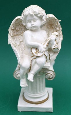 Auktion 365<br>Stuck Musikengel auf Podest, glasiert, H-21 cm [1]