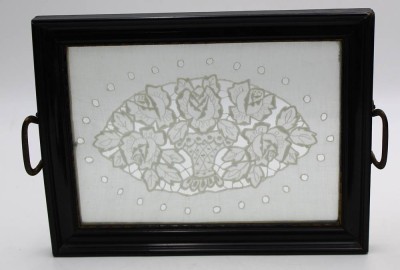 Auktion 365<br>kl. Tablett, Holz mit Messinggriffen, Glasboden mit  Lochstickerei, 22x29 cm [1]