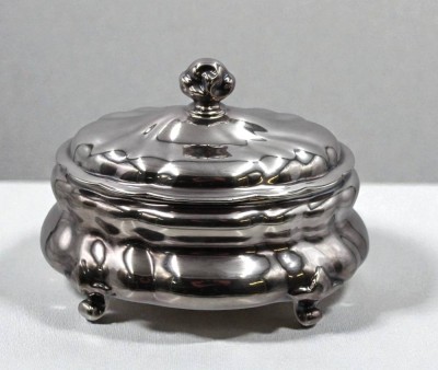 Auktion 366<br>ovale Deckeldose, SPAHR, Feinsilberauflage, guter Zustand, ca. H-12,5cm B-16cm [1]