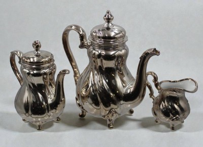 Auktion 366<br>Kaffeekanne, Portionskanne und Sahnekännchen, Feinsilberauflagen, untersch. Manufakturen, Kaffeekanne ca. H-26,5cm [1]