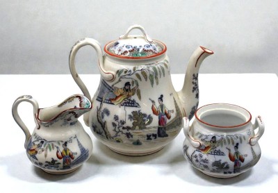 Auktion 366<br>Teekern, Regout, Petrus. Maastricht 1836 - 1899, Timor, bedruckt, von Hand ausgemalte Chinoiserien, Altersspuren, Zuckerdose ohne Deckel, Kanne ca. H-18,5cm [1]