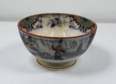 Auktion 366<br>gr. Fussschale, Regout, Petrus. Maastricht 1836 - 1899, Timor, bedruckt, von Hand ausgemalte Chinoiserien, Altersspuren, Altrissig, ca. H-10,5cm D-20cm [1]