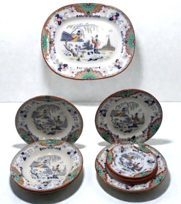 Auktion 366<br>10x Speiseserviceteile, Regout, Petrus. Maastricht 1836 - 1899, Timor, bedruckt, von Hand ausgemalte Chinoiserien, Altersspuren, Platte, 3x tiefe Teller, 2x flache Teller und 4 Beilagenteller [1]