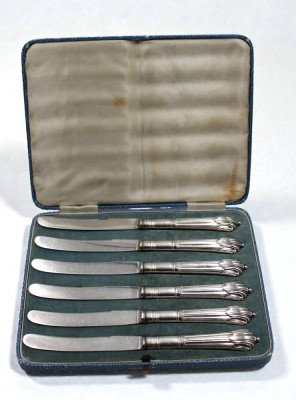 Auktion 366<br>6x Obstmesser in Kasten, um 1920, Silbergriffe (gepr.), in Kasten, L-17,5cm [1]