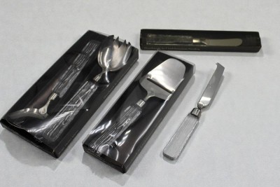 Auktion 366<br>Slatabesteck, Käsehobel Butter und Käsemesser, EDelsthal Glasgriffe, Lindshammar, Design Christer Sjögren, Salatbesteck L-23cm [1]