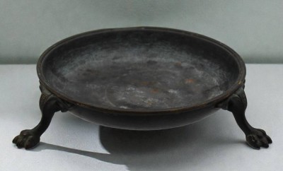 Auktion 366<br>Bronzeschale auf 3 Füssen, älter, ungedeutete Marke, Räucherschale ?, ca. H-4cm D-15cm [1]