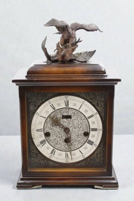 Auktion 366<br>Tischuhr, Kienzle, wohl 50/60er Jahre, paar kämpfende Raubvögel (Bronze) als Bekrönung diese nachträglich montiert, Schlüsselwerk läuft, Schlüssel anbei, H-35,5cm B-21cm T-ca. 14cm [1]