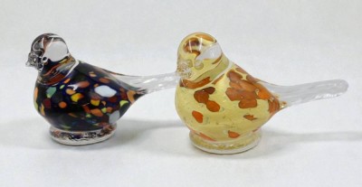 Auktion 366<br>Paar Kunstglasvögel, wohl  Peter Kaspar, farbloses Glas mit bunten Einschmelzungen, je ca. H-7,5cm [1]
