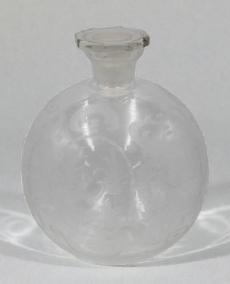 Auktion 366<br>kl. bauchige Karaffe, farbloses Glas mit Barockschliff, ca. H-13,5cm [1]