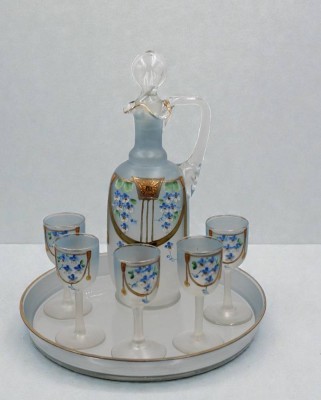 Auktion 366<br>Likör- oder Schnapsset, Jugendstil, bestehend aus einer Karaffe mit Stopfen und fünf passenden Gläsern auf einem runden Tablett, Emaillemalerei, gute Erhaltung, Karaffe ca. H-24cm, Gläser ca. H-9cm [1]