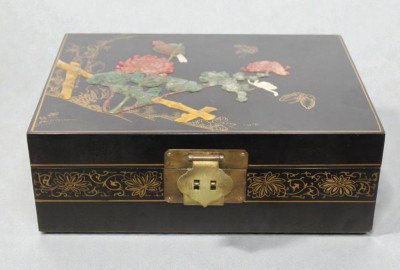 Auktion 366<br>schöner Lack-Schmuckkasten, China, floral garbeitetet Auflagen, innen Stoff und Spiegel, Schloss und 2 Schlüssel anbei, ca. 11,5 x 33 x 24,5cm [1]