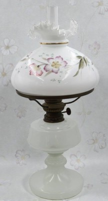 Auktion 366<br>schöne Petroleumlampe um 1900, Korpus opakes Milchglas, Schirm weißes Glas mit floraler Bemalung, sehr gute Erhaltung, ca. H-46,5cm [1]