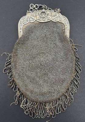 Auktion 366<br>Damenhandtasche mit massiven Silberbügel, div. ungedeutete Punzen, Bügel ca. 170 gr., gesamt, ca. 240 gr, Stoff eingerissen [1]