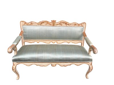 Auktion 366<br>kl.  barocke Sitzbank , weiss mit Goldstaffage, blauer Bezug, 18.Jhd., H-90 cm, B-119 cm, T-57 cm, brauchbarer Zustand [1]