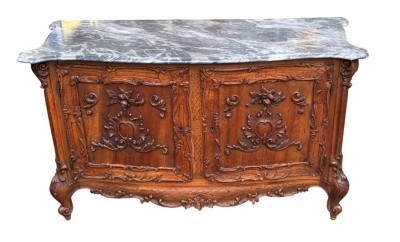 Auktion 366<br>Louis XV Nussbaum Anrichte, Frankreich, wohl Provence, reich verziert, mit gr. geschweifter Marmorplatte, wohl Ende 19.Jhd., kl. Abplatzer etc., H-75 cm, 125x56 cm [1]