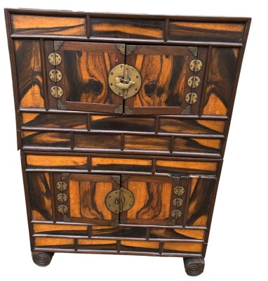 Auktion 366<br>Zweiteiliger Kleiderkasten  