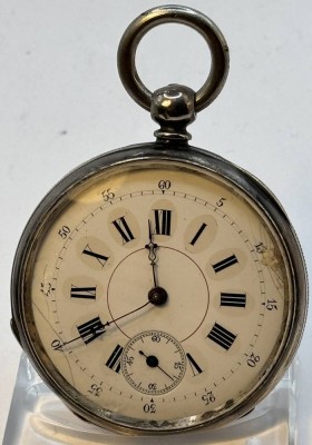 Auktion 366<br>mechan HTU in versilb. Gehäuse, Schlüsselwerk läuft, 10 Rubis, D-4,5 cm, Ziffernblatt beschädigt [1]