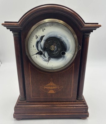 Auktion 366<br>Buffetuhr in Holzgehäuse, Pendelwerk läuft, emaill. Ziffernblatt beschädigt, H-33 cm, B-22 cm [1]