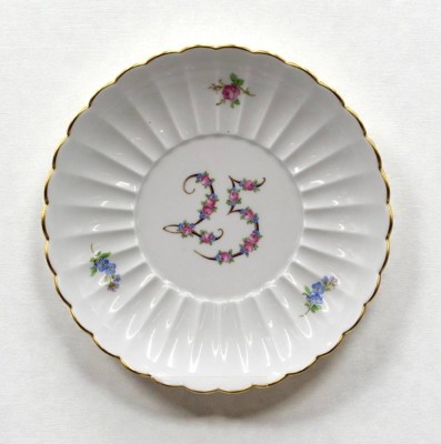 Auktion 366<br>kl. Jubiläumsteller, Meissen, Schwertermarke, 1. Wahl, aufgemalte 25 und Blümchen, D-16cm [1]