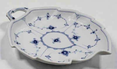 Auktion 366<br>Blattschale, Royal Copenhagen Musselmalet, ca. 26 x 20,5cm [1]