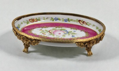 Auktion 366<br>kl. ovale Schale, Paris, Blumenbemalung und Metallmontur, ca. H-3,2cm B-12,5cm [1]