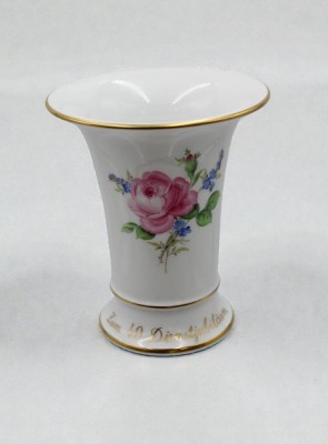 Auktion 366<br>kl. Kratervase, Meissen, Schwertermarke, 1. Wahl, rote Rose, am Stand Widmung 