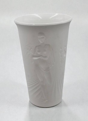 Auktion 366<br>KPM Berlin  Porzellanvase, Erntebecher, Biskuitporzellan, Wandung umlaufend mit Reliefdarstellung, Entw. Siegmund Schütz, 1x Schleifstrich, ca. H-22cm [1]
