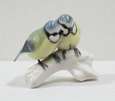 Auktion 366<br>Vogelgruppe, Blaumeisen auf Ast, Hutschenreuther,  Entw. Lydia Foucar, Unterglasurfarben, H-8cm B-10cm [1]