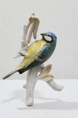 Auktion 366<br>Blaumeise auf Ast, ENS, Volkstedt, Unterglasurfarben, ca. H-14cm [1]