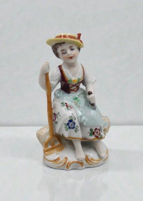 Auktion 366<br>Erntemädchen, Sitzendorf, bemalt, ca. H-9,5cm [1]