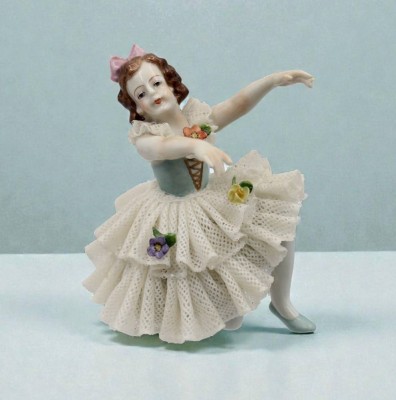 Auktion 366<br>Tänzerin in Spitzenkleid, Aelteste Volkstedt, Kleid 1x bestossen, ca. H-9cm [1]