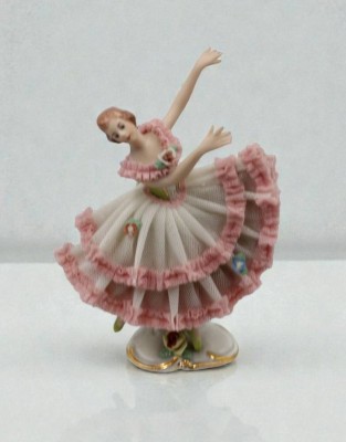 Auktion 366<br>Tänzerin in Spitzenkleid, Wessel Frankenthal, Kleid mit kl. Bestossungen, ca. H-13,5cm [1]