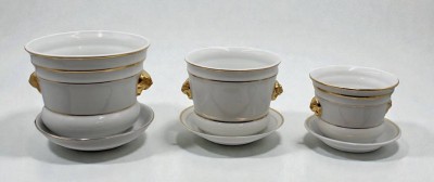 Auktion 366<br>3x Übertöpfe, Löwenköpfe, untersch. Manufakturen, mit Unterteller, ca. H-8,7 bis 12,5cm, D-12 bis 16cm [1]