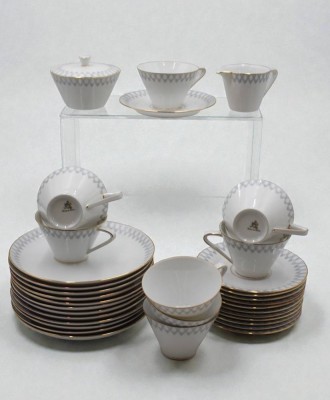 Auktion 366<br>Restservice, königl. priv. Tettau, 60er JahreMilch u. Zucker, 11x Tassen, 12x U.T., 12x Kuchenteller,  Tassen H-6,2cm [1]
