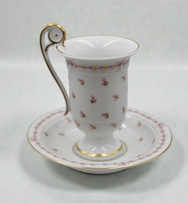 Auktion 366<br>Porzellan-Kaffeetasse mit Untertasse, Kaiser, Serie Romantica, Dekor Bordeaux, ca. H-13,5cm [1]