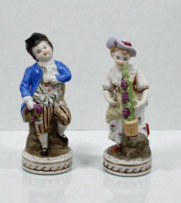 Auktion 366<br>Figurenpaar mit Trauben, Winzerfiguren, bemalt, wohl Sitzendorf, ca. H-16cm [1]