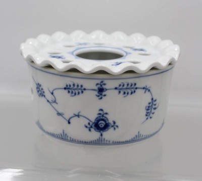 Auktion 366<br>Royal Copenhagen Musselmalet Stövchen, Modell 9787, sehr gute Erhaltung, ca. H-9,5cm D-16cm [1]