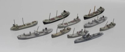 Auktion 366<br>10x Schiffsminiaturen, Wiking, älter, militär. Transportschiffe, Größte L-5,3cm [1]