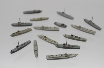 Auktion 366<br>15x Schiffsminiaturen, Wiking, älter, militär. Schiffe,  Metall/Kunststoff, ca. 1,5 bis 3cm [1]