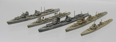Auktion 366<br>5x Schiffsminiaturen, Wiking, älter, Kriegsschiffe,  ca. L-7,5 bis 9,8cm [1]
